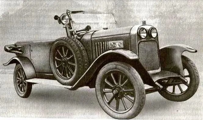 Fejes компания, существовавшая с 1923 по 1932 год, но за это время изготовившая всего 45 автомобилей, часть которых была приобретена почтовой службой. На снимке Fejes 1926 года с кузовом «туринг». Обратите внимание на необычное решение по размещению фар.