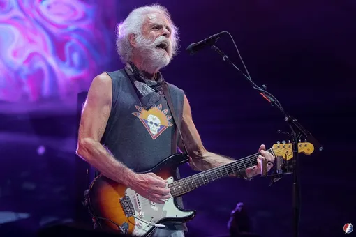 Видео: как 73-летний вокалист Grateful Dead тренируется во время гастролей