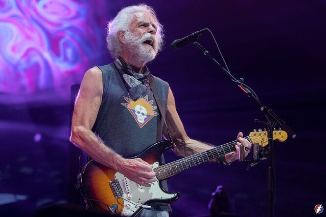 Видео: как 73-летний вокалист Grateful Dead тренируется во время гастролей Видео: как 73-летний вокалист Grateful Dead тренируется во время гастролей