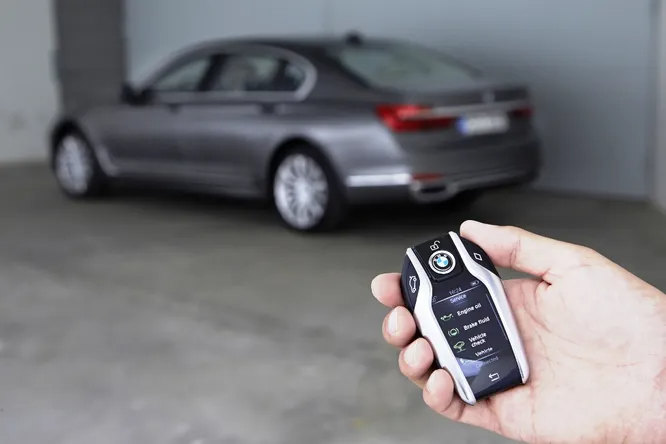 Бесключевой доступ, 1998 год. Когда новый Mercedes-Benz S-класса позволил открывать двери и заводить мотор, не доставая ключ зажигания из кармана, это казалось невероятным удобством. Привычные ключи с металлическим жалом вмиг устарели и сегодня технология бесключевого доступа применяется не только на люксовых немецких автомобилях, но и на бюджетных корейских. У неё есть только один недостаток угонщики наловчились довольно быстро угонять такие машины.