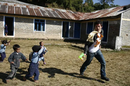 Посол ЮНИСЕФ Орландо Блум играет в догонялки в непальскими школьниками