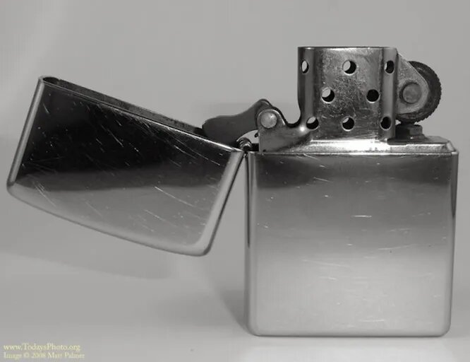 Зажигалку Zippo продают с пожизненной гарантией, а ее фитиль может пережить хозяина. Эта штука работает под дождем, мокрым снегом и градом. И да, ее можно смело передать по наследству потомкам.