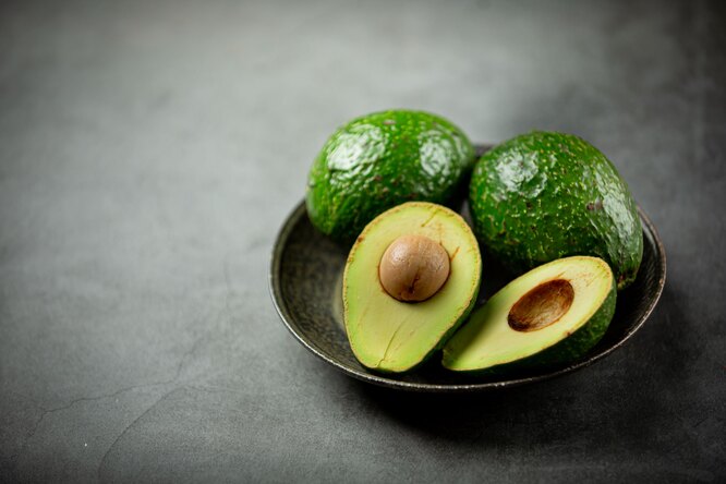 Что нельзя делать с авокадо: эти ошибки портят даже спелые фрукты