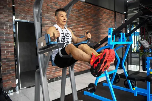 72-летний бодибилдер из Китая раскрыл секрет молодости: посмотрите на его тренировку