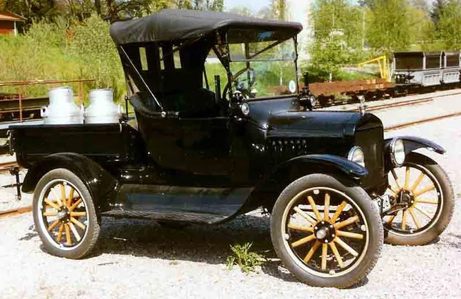 Ford Model T Runabout с корпусом пикапа первый пикап, 1925 год. Фактически, Ford в своё время и изобрела пикапы, первый из которых стоил около 281$. В первый же год было выпущено 30 тысяч экземпляров любого цвета, конечно, если этот цвет чёрный или зелёный. Они выгодно отличались от массивных и неуклюжих грузовиков своего времени, предназначаясь для обычных людей.