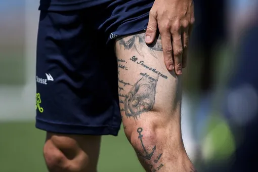 Футбольным судьям в России запретили носить татуировки и пирсинг: правда, пока только на матчах