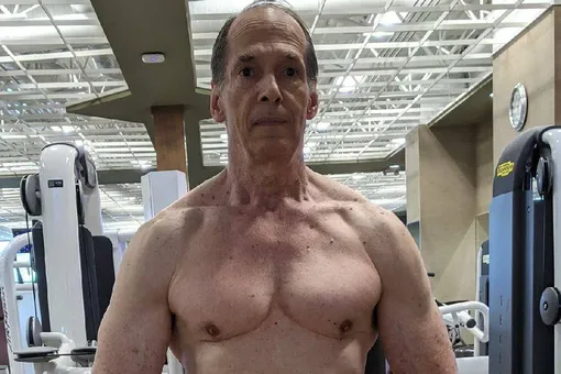 Мужчина начал тренироваться после 60 лет и изменил свое тело до неузнаваемости: посмотрите, что он с собой сделал