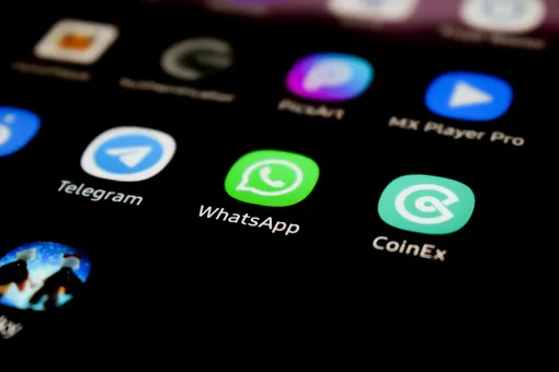 В WhatsApp появится новая функция. Теперь пользователи смогут общаться не только с родственниками, но еще с ИИ