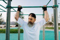 Подтягивайтесь на перекладине и не повторяйте эту распространенную ошибку, которая мешает сделать упражнение эффективным