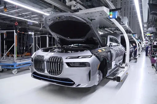 Еще один электрический BMW i7 готовится появиться на свет