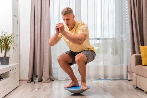 Как накачать ноги без спортзала: 4 упражнения, которые эффективнее приседаний со штангой
