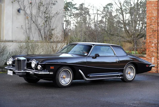 1971 год, Stutz Blackhawk Coupe I. Автомобиль позаимствовал название у модели Stutz, производившейся в конце 1920-х. Всего до 1987 года было выпущено около 600 экземпляров семи поколений.