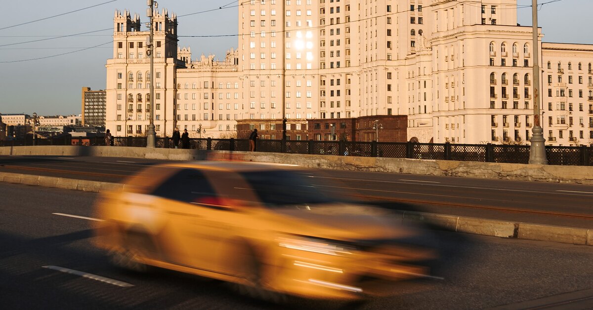 Москва образованный город. Сталинская высотка на Кутузовском. Кутузовский проспект 31. Жизнь Москвы в 90 Кутузовский проспект. Никулина на Кутузовском проспекте.