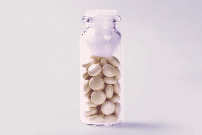 Зачем нужен ватный шарик в пузырьках с таблетками?