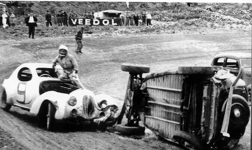Это авария Jaguar Келлера во внезачётной гонке NASCAR.