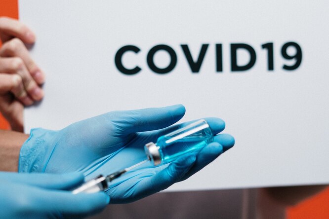 Эксперт рассказал, могут ли привитые от COVID-19 люди заразить окружающих