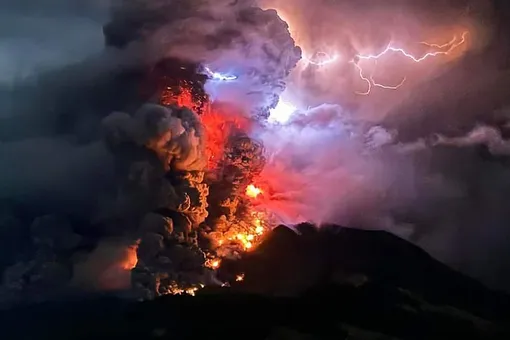 В Индонезии началось мощное извержение стратовулкана: тысячи человек эвакуированы из-за угрозы цунами