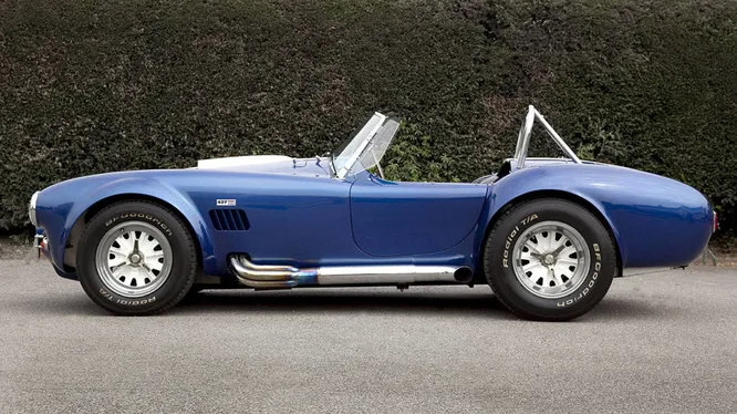 1965 Shelby Cobra 427. По стандартам этой машины до сих пор оцениваются все суперкары амбициозный дизайн и огромная скорость. Shelby Cobra - настоящая легенда своей эпохи.