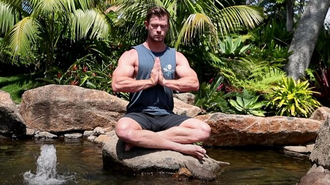 девушка в спортзале на дорожке. тренировка с тренером. ходишь тренироваться. тренировка над собой. занятия в тренажерном зале.