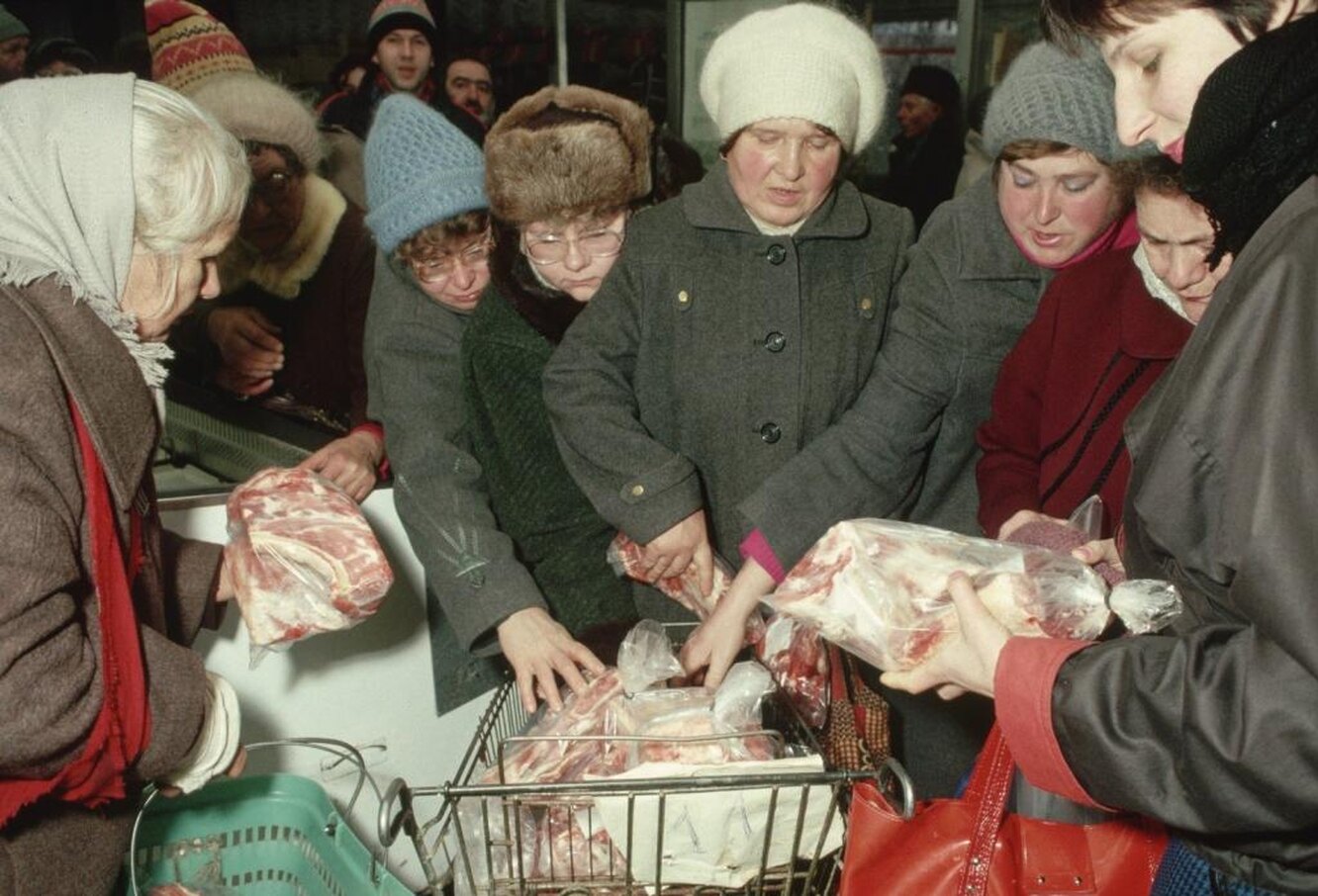 Советские люди в магазине