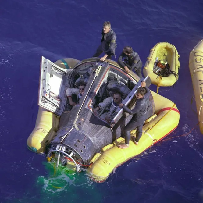 Астронавты Нил Армстронг и Дэвид Скотт в ожидании прибытия спасательного корабля, после успешного, но экстренного завершения их миссии «Джемини-8»