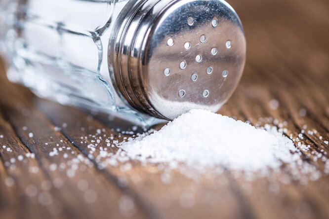 Чем опасна соль для организма и нужно ли сокращать ее потребление?