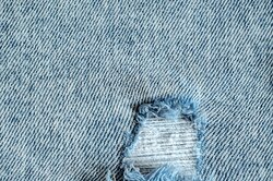 Как стирать джинсы, чтобы они служили долго? 5 популярных ошибок, которые превращают вещь в тряпку