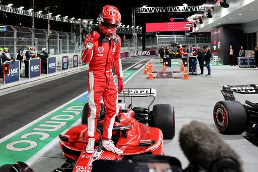 Формула-1 поставила «шоу» превыше безопасности? Два болида разбило люками на первой практике Гран-при за 9 минут