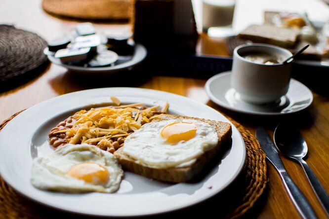 Чем завтракать, чтобы жир не откладывался на боках: вам не нужно себя ограничивать