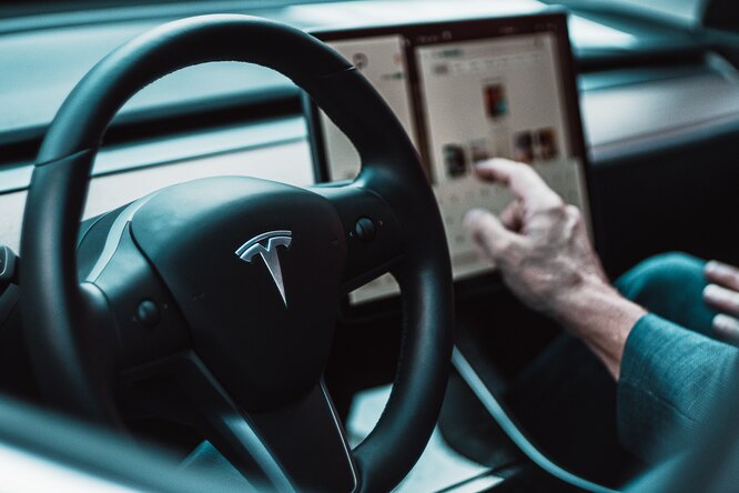 Поддержка в электрокарах Tesla заговорила по-русски Поддержка в электрокарах Tesla заговорила по-русски