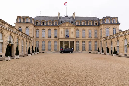 Президент Франции проспорил блогерам и разрешил метал-группе сыграть в Елисейском дворце