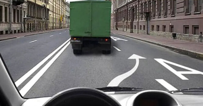 Разрешено ли вам на легковом автомобиле перестроиться вправо, чтобы продолжить движение в прямом направлении?