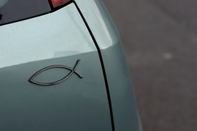 Что значит наклейка с символом рыбы на машинах и при чем тут религия?