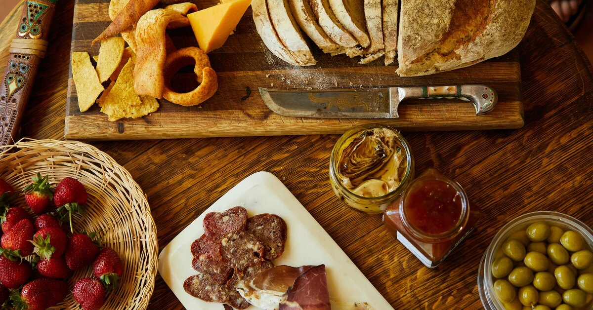 Продукты питания. Котлета в лаваше. Блюда на столе. Мурманский завтрак что входит. Тали индийская кухня.