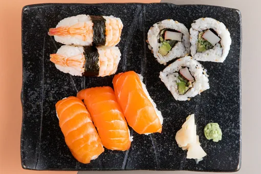Чем опасны для здоровья суши и роллы: узнайте перед тем, как заказать эти блюда