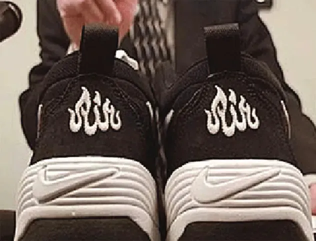 В 1997 году Nike выпустила в свет новую серию кроссовок Air Max. Их логотип изображал пламя, но кому-то показалось, что он напоминает слово «Аллах», записанное арабской вязью. Среди верующих мусульман поднялся шум имя Всевышнего не должно находиться на обуви! В Nike решили, что безопаснее отозвать партию впервые в истории компании и сменить лого на менее провокационное.
