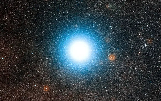 Хадар, он же Агена. Бело-голубой гигант, второй по яркости в созвездии Центавра. Двойная звезда, хотя период обращения со звездой-компаньоном очень велик. Хадар используют как ориентир, чтобы определить направление на юг.