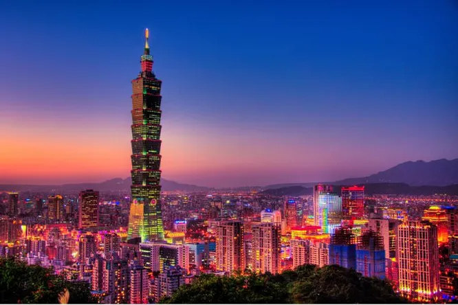 Небоскреб Тайбэй 101, поднявшийся на высоту 509,2 метра над столицей Тайваня, обслуживают самые быстрые в мире лифты. При скорости 16, 8 м/сек (60,6 км/ч) подъемники доставляют пассажиров с 5 на 87 этаж всего за 37 секунд.