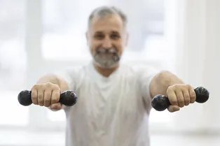 Для тех, кому за 50: две простые домашние тренировки для похудения без лишней нагрузки