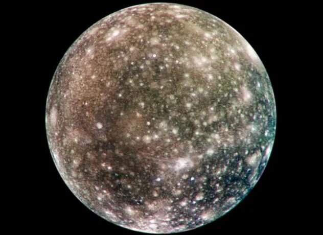 Каллисто. Вторая по величине луна Юпитера по размеру примерно равна Меркурию. Возможна вода под поверхностью. Тонкая атомсфера из диоксида углерода. Возможно, присутствует кислород, но для этого требуется более детальное изучение. Каллисто находится на приличном расстоянии от Юпитера, что снижает испускаемую им радиацию это может стать важным фактором для колонизации.
