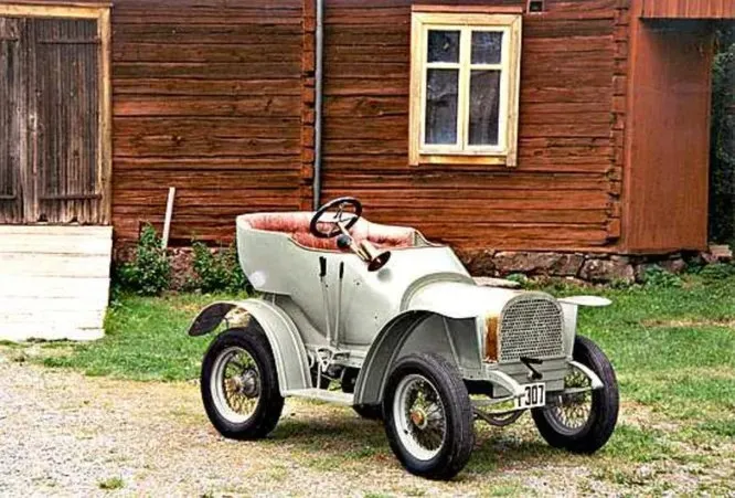 В 1913 году Франс Линдстрём, владелец небольшой механической фабрики, спроектировал и построил микрокар Korvensuu. Он не собирался его производить, но просто продемонстрировал потенциал своего заводика. Автомобиль в единственном экземпляре сохранился и экспонируется в музее города Уусикаупунки.