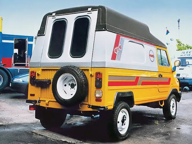 1990-е, ЛуАЗ-13021-07. ЛуАЗ-13021-04 с удлиненным кузовом, стеклопластиковым верхом и задним откидным бортом. Практически катафалк.
