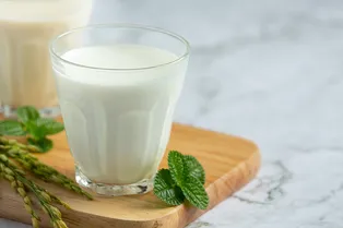 Сырое молоко: правда ли, что оно более полезное, чем пастеризованное, и безопасно ли его пить
