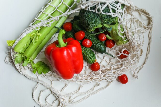 Овощи и зелень лучше подавать в свежем виде, даже без заправки