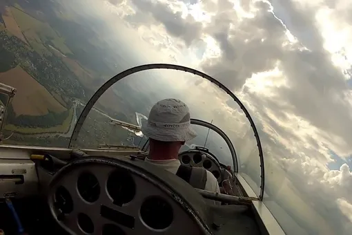 Полет на планёре сквозь облака: вид из кабины пилота