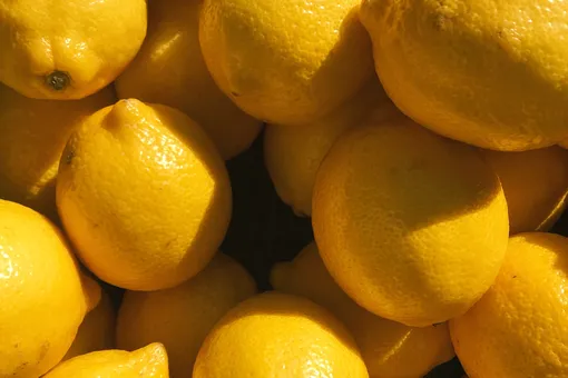 Что произойдет с телом, если каждый вечер съедать дольку лимона: тренер по дзюдо рассказал о «волшебном» эффекте