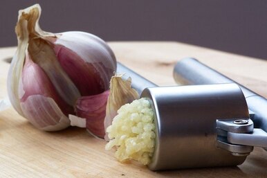 Какие продукты могут перебить запах чеснока во рту?