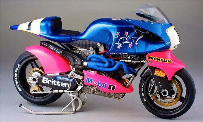 Делают в Новой Зеландии и мотоциклы. Компания Britten была основана в 1992 году и вскоре после основания выпустила на рынок необычный мотоцикл Britten V1000, лишённый рамы несущим элементом был непосредственно двигатель.