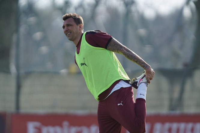 Нападающий «Милана» Манджукич отказался от части зарплаты, поскольку не играл из-за травмы
