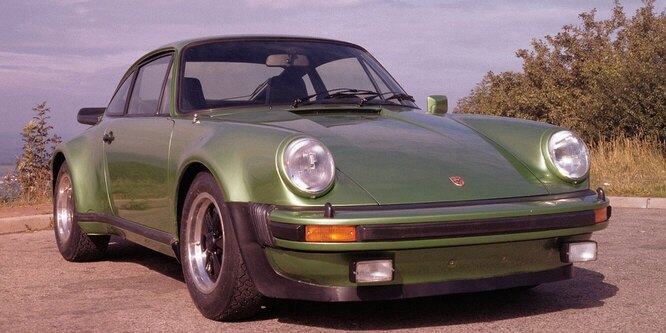 930 Turbo, 1975 год. Появление турбированной версии открыло в истории 911-го новую эру. Укротить 260 лошадиных сил в сочетании с избыточной поворачиваемостью мало кому удавалось.